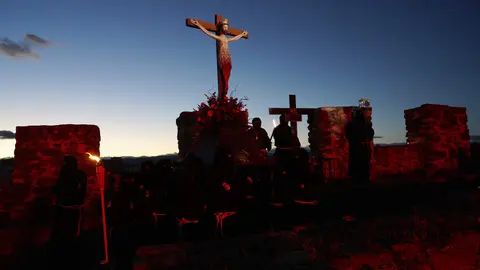 Viacrucis penitencial en el Castillo de los Templarios de Ponferrada con las imágenes del Cristo de  la Esperanza y el Cristo de la Fortaleza. Foto: César Sánchez.