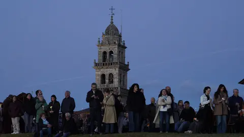Viacrucis penitencial en el Castillo de los Templarios de Ponferrada con las imágenes del Cristo de  la Esperanza y el Cristo de la Fortaleza. Foto: César Sánchez.