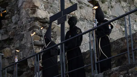 Viacrucis penitencial en el Castillo de los Templarios de Ponferrada con las imágenes del Cristo de  la Esperanza y el Cristo de la Fortaleza. Foto: César Sánchez.