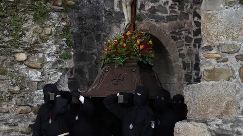 Viacrucis penitencial en el Castillo de los Templarios de Ponferrada con las imágenes del Cristo de  la Esperanza y el Cristo de la Fortaleza. Foto: César Sánchez.