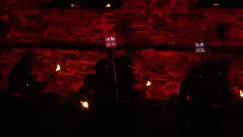 Viacrucis penitencial en el Castillo de los Templarios de Ponferrada con las imágenes del Cristo de  la Esperanza y el Cristo de la Fortaleza. Foto: César Sánchez.