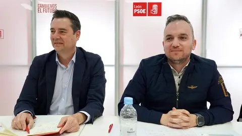 El secretario de Organización del PSOE de Castilla y León, Daniel de la Rosa, y el de León, Daniel San José, comparecen tras mantener una reunión de trabajo y análisis del resultado electoral a nivel provincial y autonómico. Foto: Campillo.