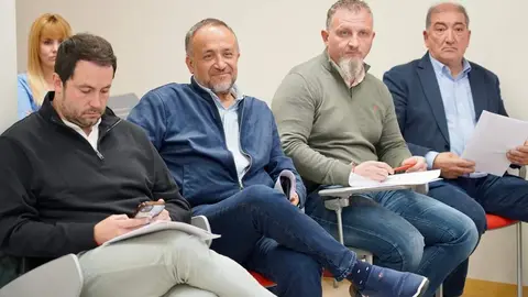 El secretario de Organización del PSOE de Castilla y León, Daniel de la Rosa, y el de León, Daniel San José, comparecen tras mantener una reunión de trabajo y análisis del resultado electoral a nivel provincial y autonómico. Foto: Campillo.
