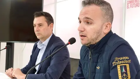 El secretario de Organización del PSOE de Castilla y León, Daniel de la Rosa, y el de León, Daniel San José, comparecen tras mantener una reunión de trabajo y análisis del resultado electoral a nivel provincial y autonómico. Foto: Campillo.