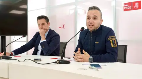 El secretario de Organización del PSOE de Castilla y León, Daniel de la Rosa, y el de León, Daniel San José, comparecen tras mantener una reunión de trabajo y análisis del resultado electoral a nivel provincial y autonómico. Foto: Campillo.