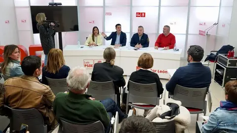 El secretario de Organización del PSOE de Castilla y León, Daniel de la Rosa, y el de León, Daniel San José, comparecen tras mantener una reunión de trabajo y análisis del resultado electoral a nivel provincial y autonómico. Foto: Campillo.
