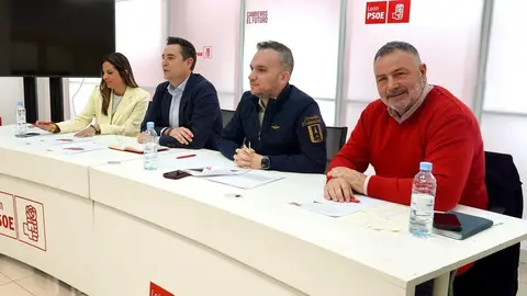 El secretario de Organización del PSOE de Castilla y León, Daniel de la Rosa, y el de León, Daniel San José, comparecen tras mantener una reunión de trabajo y análisis del resultado electoral a nivel provincial y autonómico. Foto: Campillo.
