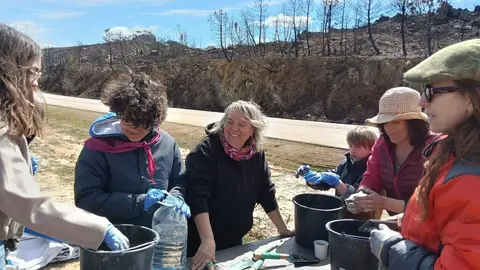 La Asociación Tierras Quemadas de La Bañeza y Comarca organizó el pasado sábado 29 de marzo su quinta facendera en el valle del Eria, a la altura de Pinilla de la Valdería.