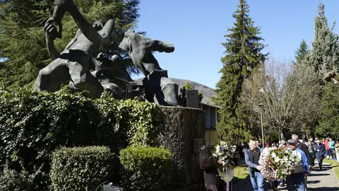 Homenaje del Ayuntamiento de Villablino (León) a los mineros fallecidos en el accidente de Cerredo (Asturias). Foto: César Sánchez.