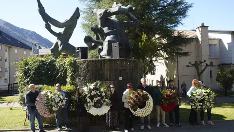 Homenaje del Ayuntamiento de Villablino (León) a los mineros fallecidos en el accidente de Cerredo (Asturias). Foto: César Sánchez.