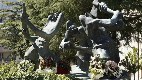 Homenaje del Ayuntamiento de Villablino (León) a los mineros fallecidos en el accidente de Cerredo (Asturias). Foto: César Sánchez.