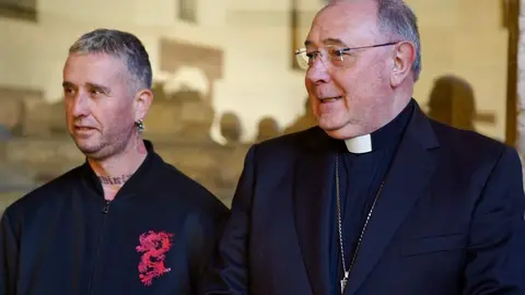 El obispo de León, Luis Ángel de las Heras, recibe al grupo de internos del Centro Penitenciario de Mansilla de las Mulas y del Centro de Inserción Social-CIS 'Jesús Haddad' que participarán como braceros en la Procesión del Perdón. Foto: Campillo.