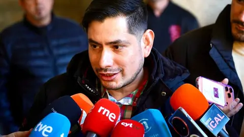 El obispo de León, Luis Ángel de las Heras, recibe al grupo de internos del Centro Penitenciario de Mansilla de las Mulas y del Centro de Inserción Social-CIS 'Jesús Haddad' que participarán como braceros en la Procesión del Perdón. Foto: Campillo.