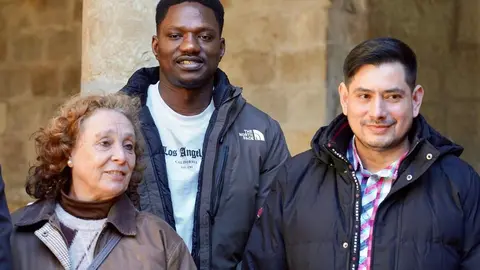 El obispo de León, Luis Ángel de las Heras, recibe al grupo de internos del Centro Penitenciario de Mansilla de las Mulas y del Centro de Inserción Social-CIS 'Jesús Haddad' que participarán como braceros en la Procesión del Perdón. Foto: Campillo.
