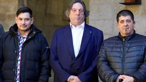 El obispo de León, Luis Ángel de las Heras, recibe al grupo de internos del Centro Penitenciario de Mansilla de las Mulas y del Centro de Inserción Social-CIS 'Jesús Haddad' que participarán como braceros en la Procesión del Perdón. Foto: Campillo.