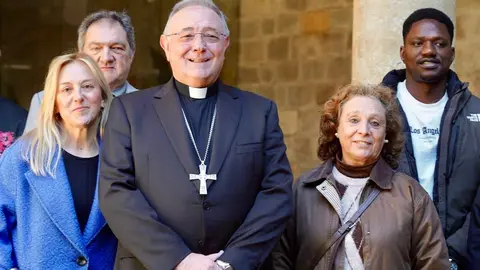 El obispo de León, Luis Ángel de las Heras, recibe al grupo de internos del Centro Penitenciario de Mansilla de las Mulas y del Centro de Inserción Social-CIS 'Jesús Haddad' que participarán como braceros en la Procesión del Perdón. Foto: Campillo.