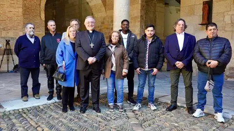 El obispo de León, Luis Ángel de las Heras, recibe al grupo de internos del Centro Penitenciario de Mansilla de las Mulas y del Centro de Inserción Social-CIS 'Jesús Haddad' que participarán como braceros en la Procesión del Perdón. Foto: Campillo.