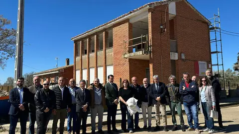 El consejero de Medio Ambiente, Vivienda y Ordenación del Territorio, Juan Carlos Suárez-Quiñones, firma el protocolo de Rehabitare de León. Foto: Junta de Castilla y León.