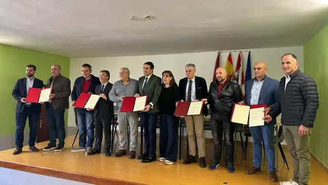 El consejero de Medio Ambiente, Vivienda y Ordenación del Territorio, Juan Carlos Suárez-Quiñones, firma el protocolo de Rehabitare de León. Foto: Junta de Castilla y León.