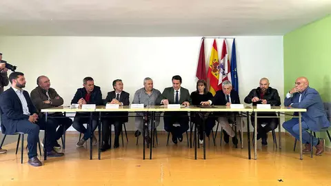 El consejero de Medio Ambiente, Vivienda y Ordenación del Territorio, Juan Carlos Suárez-Quiñones, firma el protocolo de Rehabitare de León. Foto: Junta de Castilla y León.