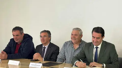 El consejero de Medio Ambiente, Vivienda y Ordenación del Territorio, Juan Carlos Suárez-Quiñones, firma el protocolo de Rehabitare de León. Foto: Junta de Castilla y León.