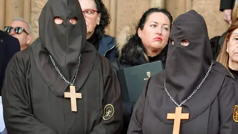 Acto del Perdón mediante el indulto a una presa en el transcurso de la Procesión del Perdón, organizada por la Cofradía del Santo Cristo del Perdón. Foto: Campillo.