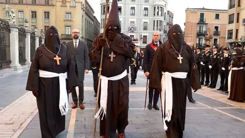 Acto del Perdón mediante el indulto a una presa en el transcurso de la Procesión del Perdón, organizada por la Cofradía del Santo Cristo del Perdón. Foto: Campillo.