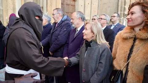 Acto del Perdón mediante el indulto a una presa en el transcurso de la Procesión del Perdón, organizada por la Cofradía del Santo Cristo del Perdón. Foto: Campillo.
