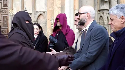 Acto del Perdón mediante el indulto a una presa en el transcurso de la Procesión del Perdón, organizada por la Cofradía del Santo Cristo del Perdón. Foto: Campillo.