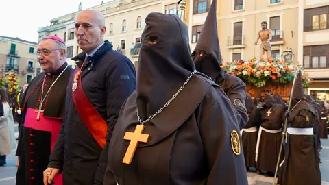 Acto del Perdón mediante el indulto a una presa en el transcurso de la Procesión del Perdón, organizada por la Cofradía del Santo Cristo del Perdón. Foto: Campillo.
