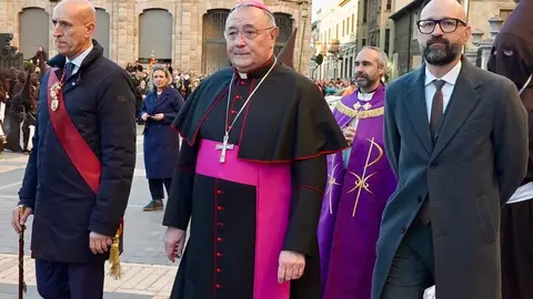 Acto del Perdón mediante el indulto a una presa en el transcurso de la Procesión del Perdón, organizada por la Cofradía del Santo Cristo del Perdón. Foto: Campillo.