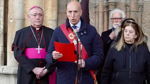Acto del Perdón mediante el indulto a una presa en el transcurso de la Procesión del Perdón, organizada por la Cofradía del Santo Cristo del Perdón. Foto: Campillo.