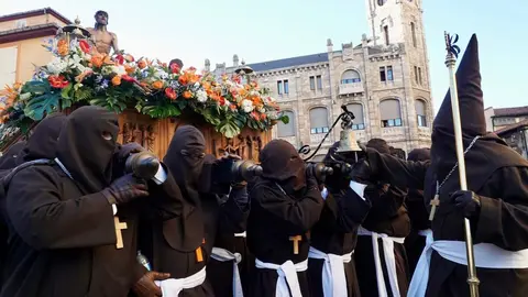 Acto del Perdón mediante el indulto a una presa en el transcurso de la Procesión del Perdón, organizada por la Cofradía del Santo Cristo del Perdón. Foto: Campillo.