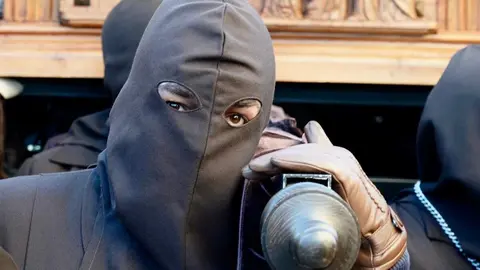 Acto del Perdón mediante el indulto a una presa en el transcurso de la Procesión del Perdón, organizada por la Cofradía del Santo Cristo del Perdón. Foto: Campillo.