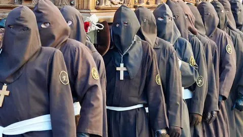 Acto del Perdón mediante el indulto a una presa en el transcurso de la Procesión del Perdón, organizada por la Cofradía del Santo Cristo del Perdón. Foto: Campillo.