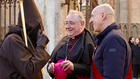 Acto del Perdón mediante el indulto a una presa en el transcurso de la Procesión del Perdón, organizada por la Cofradía del Santo Cristo del Perdón. Foto: Campillo.