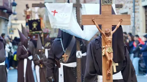 Acto del Perdón mediante el indulto a una presa en el transcurso de la Procesión del Perdón, organizada por la Cofradía del Santo Cristo del Perdón. Foto: Campillo.