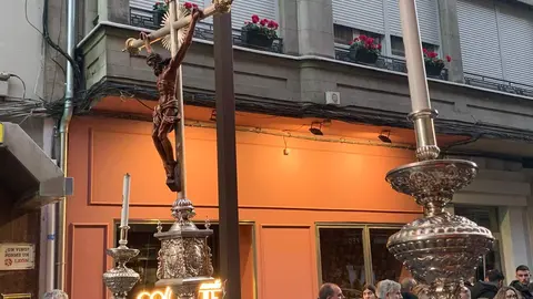 San Juan Evangelista, Nuestra Señora de las Lágrimas, la Virgen de las Angustias y la Virgen de la Soledad recorren las calles del Martes Santo con recogimiento y cercanía. Fotos: A.F. Reca.