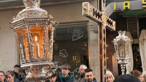 San Juan Evangelista, Nuestra Señora de las Lágrimas, la Virgen de las Angustias y la Virgen de la Soledad recorren las calles del Martes Santo con recogimiento y cercanía. Fotos: A.F. Reca.