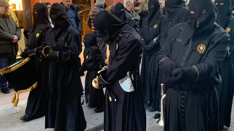 San Juan Evangelista, Nuestra Señora de las Lágrimas, la Virgen de las Angustias y la Virgen de la Soledad recorren las calles del Martes Santo con recogimiento y cercanía. Fotos: A.F. Reca.