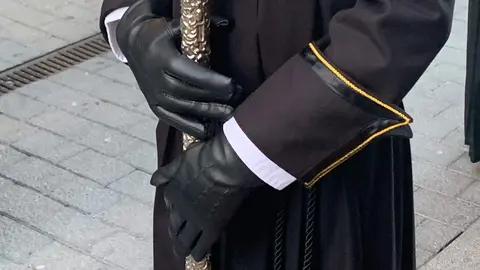San Juan Evangelista, Nuestra Señora de las Lágrimas, la Virgen de las Angustias y la Virgen de la Soledad recorren las calles del Martes Santo con recogimiento y cercanía. Fotos: A.F. Reca.