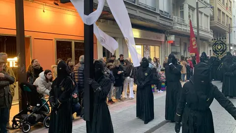 San Juan Evangelista, Nuestra Señora de las Lágrimas, la Virgen de las Angustias y la Virgen de la Soledad recorren las calles del Martes Santo con recogimiento y cercanía. Fotos: A.F. Reca.