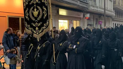 San Juan Evangelista, Nuestra Señora de las Lágrimas, la Virgen de las Angustias y la Virgen de la Soledad recorren las calles del Martes Santo con recogimiento y cercanía. Fotos: A.F. Reca.