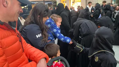 San Juan Evangelista, Nuestra Señora de las Lágrimas, la Virgen de las Angustias y la Virgen de la Soledad recorren las calles del Martes Santo con recogimiento y cercanía. Fotos: A.F. Reca.