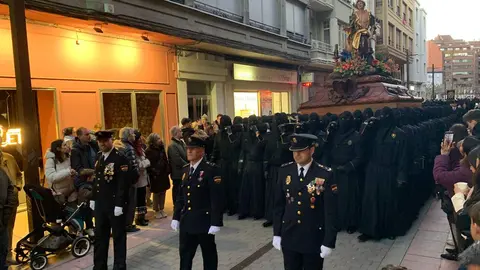 San Juan Evangelista, Nuestra Señora de las Lágrimas, la Virgen de las Angustias y la Virgen de la Soledad recorren las calles del Martes Santo con recogimiento y cercanía. Fotos: A.F. Reca.