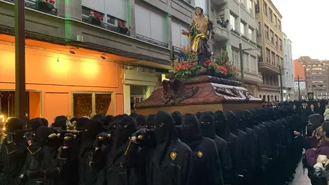 San Juan Evangelista, Nuestra Señora de las Lágrimas, la Virgen de las Angustias y la Virgen de la Soledad recorren las calles del Martes Santo con recogimiento y cercanía. Fotos: A.F. Reca.