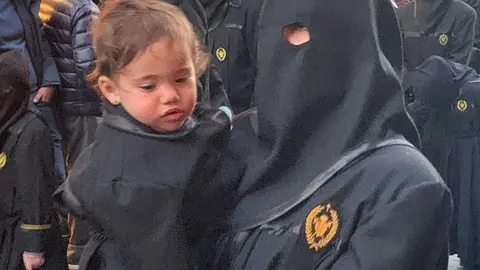 San Juan Evangelista, Nuestra Señora de las Lágrimas, la Virgen de las Angustias y la Virgen de la Soledad recorren las calles del Martes Santo con recogimiento y cercanía. Fotos: A.F. Reca.