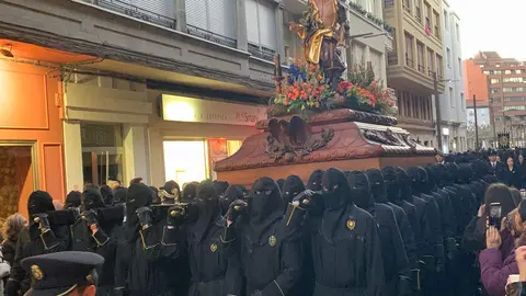 San Juan Evangelista, Nuestra Señora de las Lágrimas, la Virgen de las Angustias y la Virgen de la Soledad recorren las calles del Martes Santo con recogimiento y cercanía. Fotos: A.F. Reca.