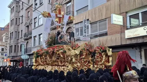 San Juan Evangelista, Nuestra Señora de las Lágrimas, la Virgen de las Angustias y la Virgen de la Soledad recorren las calles del Martes Santo con recogimiento y cercanía.