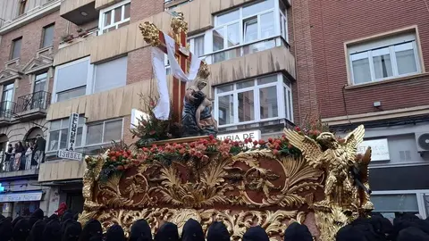 San Juan Evangelista, Nuestra Señora de las Lágrimas, la Virgen de las Angustias y la Virgen de la Soledad recorren las calles del Martes Santo con recogimiento y cercanía.